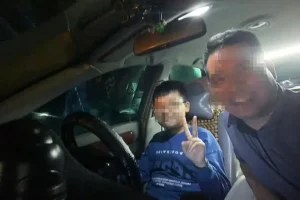 Xác Minh Clip Người Đàn Ông Để Con Trai Học Lớp 6 Lái Ô Tô - Ảnh 1.