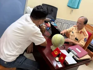 Lực Lượng Chức Năng Làm Việc Với Tài Xế.