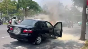 Ô Tô Bốc Cháy Ngùn Ngụt Khi Đang Chạy Ở Huế - Ảnh 1.