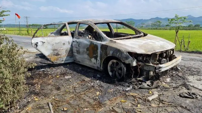 Chiếc Xe Đang Di Chuyển Trên Đường Bất Ngờ Bốc Cháy