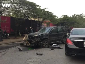 Xe Điên Đâm Liên Hoàn Trên Phố Ngọc Khánh, 1 Người Thiệt Mạng - Ảnh 1.