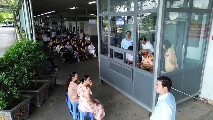 Phí Đăng Ký Ô Tô Lần Đầu Ở Tp Hcm Mới Là 20 Triệu Đồng- Ảnh 1.