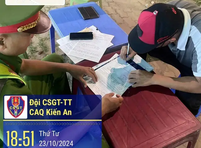 Phạt Một Lái Xe Điều Khiển Ô Tô Đầu Kéo Dừng Đỗ Trái Phép Trên Vỉa Hè Dành Cho Người Đi Bộ Ở Quận Kiến An