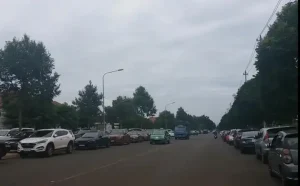 Cả Ngàn Ô Tô Của Phụ Huynh Đỗ Kín Sân Trường Ở Đắk Lắk