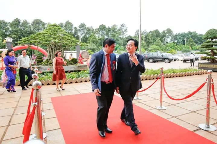 Cả Ngàn Ô Tô Của Phụ Huynh Đỗ Kín Sân Trường Ở Đắk Lắk