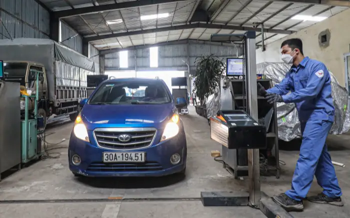 (chinhphu.vn) - Với Ô Tô Mới, Chưa Qua Sử Dụng, Từ Hôm Nay (22/3), Chủ Xe Không Cần Đưa Xe Đến Trung Tâm Đăng Kiểm Như Trước Mà Chỉ Cần Mang Các Loại Giấy Tờ Để Làm Hồ Sơ Kiểm Định Và Được Cấp Giấy Chứng Nhận, Tem Kiểm Định Để Tự Dán. Với Các Xe Đã Qua Sử Dụng, Sau Khi Kiểm Định Đạt, Được Cấp Giấy Chứng Nhận Và Tem Kiểm Định Với Chu Kỳ Mới Theo Quy Định Của Thông Tư Ban Hành Ngày 22/3.