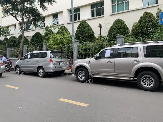 (lsvn) - Những Tranh Cãi, Mâu Thuẫn, Xung Đột Về Việc Đỗ Xe, Đảm Bảo Trật Tự An Toàn Ở Các Khu Đô Thị, Khu Chung Cư Đang Diễn Ra Khá Phổ Biến. Chính Vì Vậy, Cần Phải Hoàn Thiện Cơ Sở Pháp Lý Để Quản Lý Tốt Hơn Nữa Khu Chung Cư, Khu Đô Thị. Quy Chế Quản Lý Khu Đô Thị, Quy Chế Quản Lý Khu Chung Cư Cần Phải Có Những Quy Định Cụ Thể, Xây Dựng Quy Chế Trên Cơ Sở Các Nguyên Tắc Mà Pháp Luật Quy Định, Đồng Thời Công Khai Quy Chế Để Mọi Người Đều Biết Và Tự Nguyện Thực Hiện.