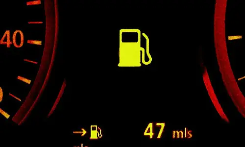 Đèn Báo Đỏ Xe Ô Tô Đi Được Bao Xa? Thông Số Và Cách Xử Lý