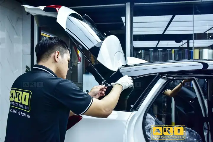 Một Chiếc Xe Chevrolet Spark Với Mẫu Dán Nóc Đen Mới Nhất Là Cách Tuyệt Vời Để Thêm Tính Thẩm Mỹ Và Phong Cách Cho Chiếc Xe Nhỏ Gọn Này. Decal Cao Cấp Bóng Như Sơn Và Các Mẫu Thiết Kế Độc Đáo Sẽ Tạo Nên Sự Hấp Dẫn Và Nổi Bật Cho Xe Chevrolet Spark.