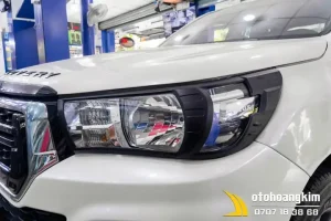 Đặc Điểm Viền Đèn Trước Hilux 2020 Đen