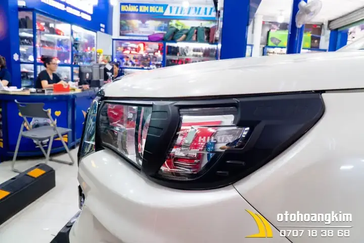 Ưu Điểm Viền Đèn Trước Hilux 2020 Đen