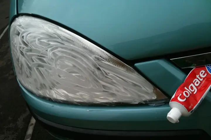 Sử Dụng Kem Đánh Răng Bôi Trực Tiếp Lên Các Vị Trí Ố Vàng