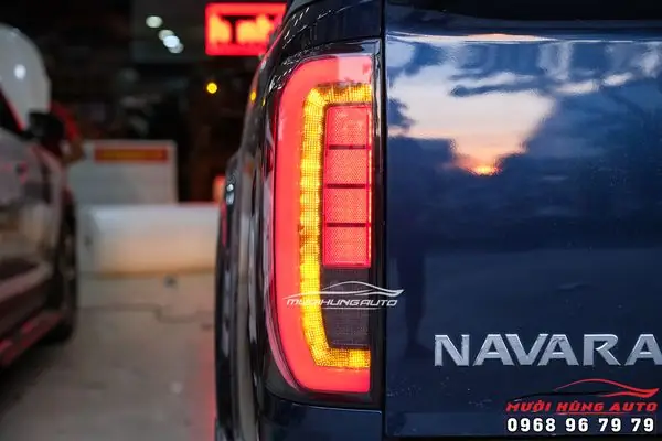 So Sánh Trước Và Sau Khi Độ Đèn Led Hậu Nguyên Cụm Cho Xe Nissan Navara