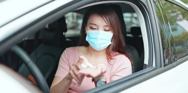 Thoa Kem Chống Nắng Để Bảo Vệ Da Khi Đi Xe Ô Tô