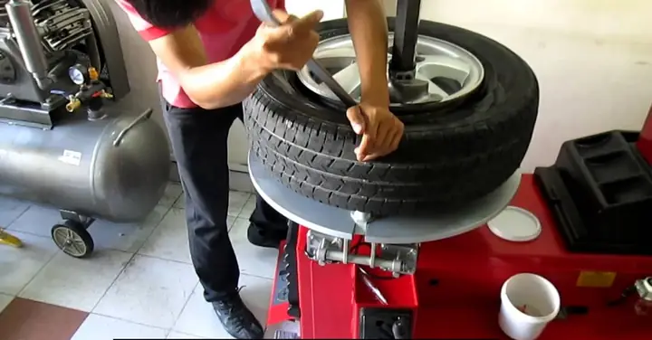 Sự Khác Biệt Giữa Cứu Hộ Lốp Ô Tô Lưu Động Và Sửa Chữa Tại Gara Sự Khác Biệt Giữa Cứu Hộ Lốp Ô Tô Lưu Động Và Sửa Chữa Tại Gara