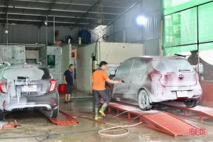 (baohatinh.vn) - Những Ngày Cuối Năm, Nhu Cầu Rửa Xe Của Người Dân Hà Tĩnh Tăng Đột Biến Nên Các Tiệm Rửa Xe Phải Hoạt Động Với Công Suất Gấp 3-4 Lần Ngày Thường, Thu Nhập Nhờ Đó Cũng Tăng Cao.