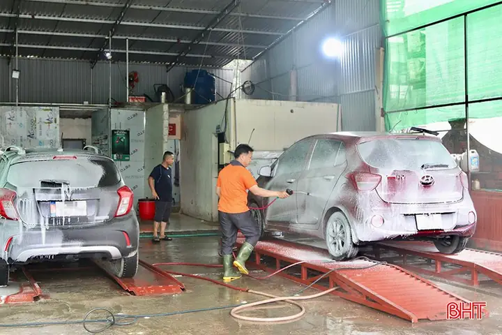 (baohatinh.vn) - Những Ngày Cuối Năm, Nhu Cầu Rửa Xe Của Người Dân Hà Tĩnh Tăng Đột Biến Nên Các Tiệm Rửa Xe Phải Hoạt Động Với Công Suất Gấp 3-4 Lần Ngày Thường, Thu Nhập Nhờ Đó Cũng Tăng Cao.