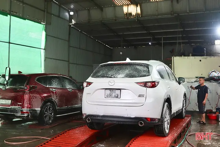 (baohatinh.vn) - Những Ngày Cuối Năm, Nhu Cầu Rửa Xe Của Người Dân Hà Tĩnh Tăng Đột Biến Nên Các Tiệm Rửa Xe Phải Hoạt Động Với Công Suất Gấp 3-4 Lần Ngày Thường, Thu Nhập Nhờ Đó Cũng Tăng Cao.