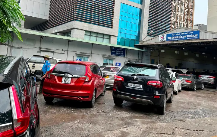 Với Số Lượng Mỗi Ngày Tiếp Nhận Từ 120 Đến 150 Xe Ô Tô, Hiện Trung Tâm Đăng Kiểm Cầu Giấy (số Ký Hiệu 2903v) Đang Là Trung Tâm Đang Có Số Lượng Xe Đến Đăng Kiểm Đông Nhất Khu Vực Nội Thành Hà Nội.