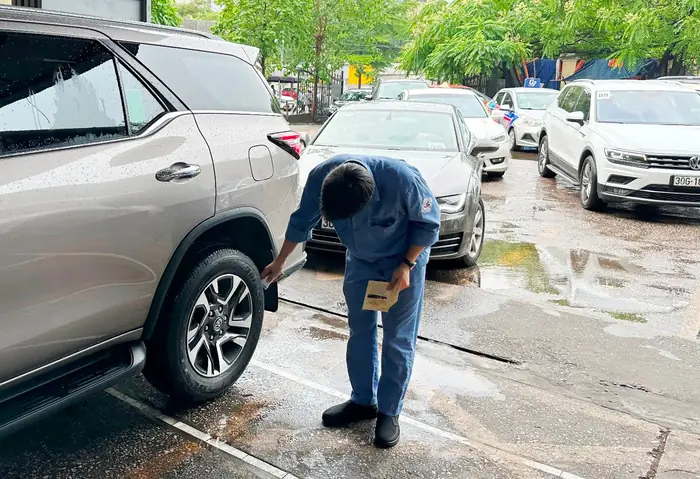 Tính Đến 11h Sáng 8/7, Trung Tâm Đã Tiếp Nhận 60 Xe Vào Đăng Kiểm, Tất Cả Xe Vào Trung Tâm Đầu Tiên Sẽ Được Nhân Viên Tiếp Nhận, Kiểm Tra Các Hạng Mục Đầu Tiên Như Thân Vỏ, Lốp Bánh Xe. Tính Đến 11h Sáng 8/7, Trung Tâm Đã Tiếp Nhận 60 Xe Vào Đăng Kiểm, Tất Cả Xe Vào Trung Tâm Đầu Tiên Sẽ Được Nhân Viên Tiếp Nhận, Kiểm Tra Các Hạng Mục Đầu Tiên Như Thân Vỏ, Lốp Bánh Xe.