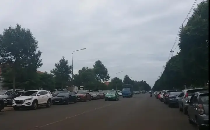 Cả Ngàn Ô Tô Của Phụ Huynh Đỗ Kín Sân Trường Ở Đắk Lắk