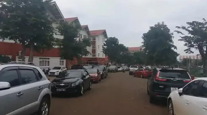 Cả Ngàn Ô Tô Của Phụ Huynh Đỗ Kín Sân Trường Ở Đắk Lắk