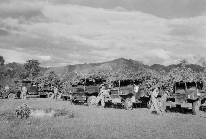 Đoàn Xe Ô Tô Vuot Đèo