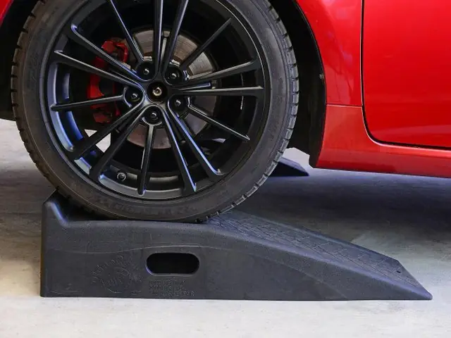 Sử Dụng Dốc Nâng Gầm, Bao Cát Ngăn Lụt, Tháo Ắc-quy Là Các Cách Hạn Chế Thiệt Hại Do Lũ Lụt Gây Ra, Nếu Không Có Chỗ Đỗ An Toàn. Tuy Nhiên Cách Thứ 5 Mới Thật Hiệu Quả Trong Mùa Lũ.