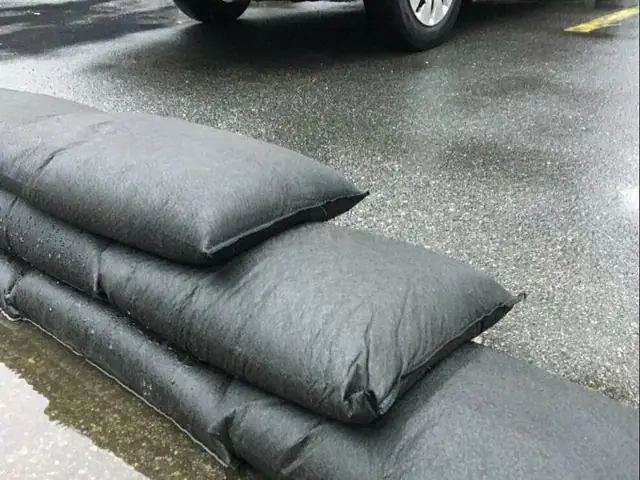 Sử Dụng Dốc Nâng Gầm, Bao Cát Ngăn Lụt, Tháo Ắc-quy Là Các Cách Hạn Chế Thiệt Hại Do Lũ Lụt Gây Ra, Nếu Không Có Chỗ Đỗ An Toàn. Tuy Nhiên Cách Thứ 5 Mới Thật Hiệu Quả Trong Mùa Lũ.