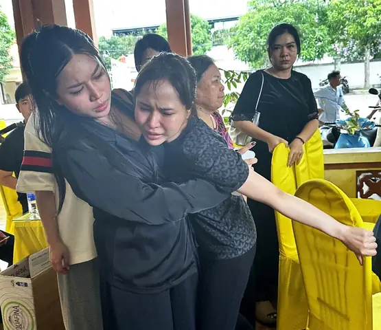 Chị Trần Thị Lan Phương Ngã Quỵ Khi Trở Về Quê Nhìn Thi Thể Con Trai - Ảnh: Khánh Linh