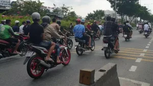 (lsvn) - Thời Gian Qua, Tình Hình Tội Phạm Hình Sự Nói Chung Và Các Tội Xâm Phạm An Toàn Công Cộng, Trật Tự Công Cộng Nói Riêng Trong Đó Có Tội "đua Xe Trái Phép" Vẫn Diễn Biến Hết Sức Phức Tạp, Làm Ảnh Hưởng Đến Tình Hình Trật Tự Trị An Trên Nhiều Địa Bàn, Gây Nhức Nhối, Bức Xúc Trong Dư Luận Xã Hội Và Quần Chúng Nhân Dân. Đây Là Hành Vi Xâm Phạm Quan Hệ Trong Lĩnh Vực Công Cộng, Thường Được Thực Hiện Công Khai Ở Những Nơi Đông Người, Thể Hiện Ý Thức Coi Thường Pháp Luật. Hình Thức Biểu Hiện Thường Là Tụ Tập Theo Nhóm Từ Hai Người Trở Lên, Đi Xe Máy Tốc Độ Cao, Lạng Lách Đánh Võng Kèm Theo Đó Là Các Hành Vi Gây Huyên Náo, Đánh Lộn, Đập Phá, Gây Lộn Xộn Ở Nơi Đông Người, Hủy Hoại Hoặc Cố Ý Làm Hư Hỏng Tài Sản, Chống Người Thi Hành Công Vụ, Cố Ý Gây Thương Tích Hoặc Gây Tổn Hại Cho Sức Khỏe Của Người Khác, Thậm Chí Là Hành Vi Giết Người...