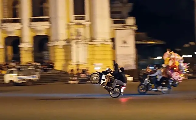 Hình Ảnh Tài Xế Xe Máy "bốc Đầu" Xe Ở Hà Nội. Hình Ảnh Tài Xế Xe Máy "bốc Đầu" Xe Ở Hà Nội.