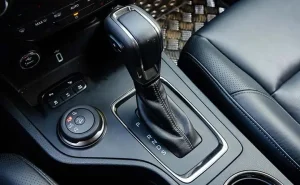 - Bước 2: Đạp Côn, Chuyển Lần Lượt Về Số Thấp