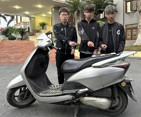 Bắt Ba Thiếu Niên Chặn Xe, Gí Dao Vào Cổ Cướp Tài Sản Người Đi Đường - Ảnh 1.