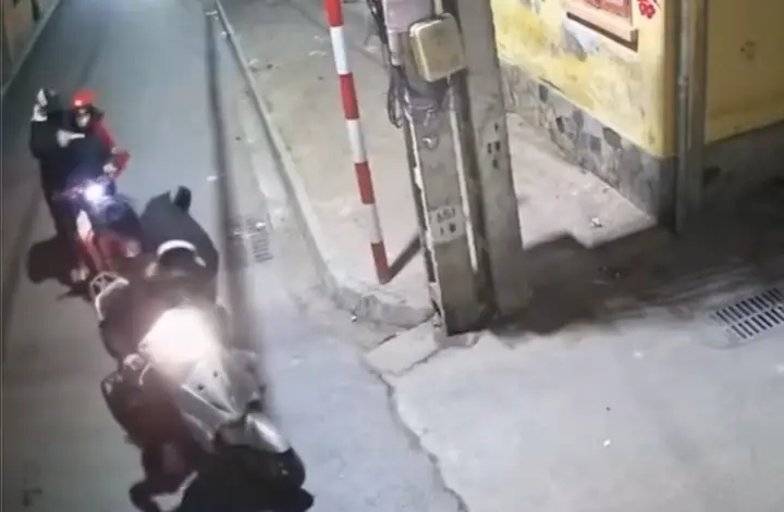 Ba Thiếu Niên Chặn Xe Người Đi Đường, Gí Dao Vào Cổ Cướp Tài Sản - Ảnh 2.