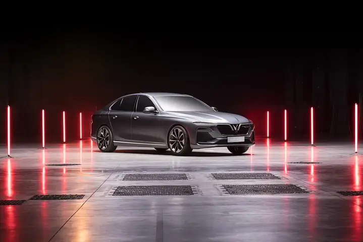 Vinfast Lux A2.0: Xe Hạng E, Giá Hạng D