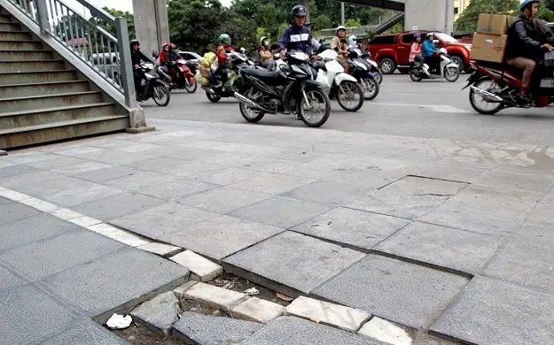 Vỉa H&egrave; Vừa Được Chỉnh Trang Sạch Đẹp Xong, Nhưng Chẳng Mấy Chốc C&oacute; Chỗ Đ&atilde; Bị Sứt Mẻ, Mất Mỹ Quan Đ&ocirc; Thị. (ảnh: Vietnamnet)