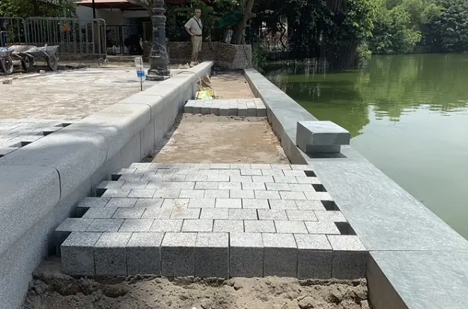 Quận Hoàn Kiếm Lựa Chọn Loại Đá Không Có Độ Bóng Lớn, Bề Mặt Sần, Tạo Cảm Giác Gần Gũi Với Không Gian Hồ Gươm.