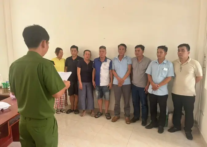 Pha Soi Bac Khung Duoi Vo Boc Gara Sua Xe O To Hinh Anh 1