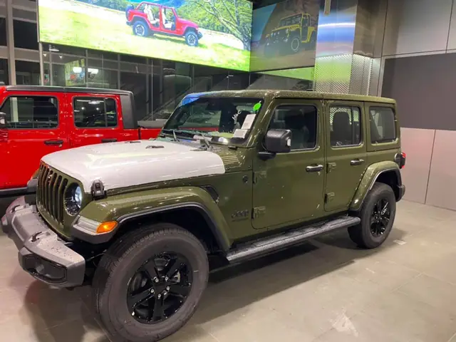 Cận Cảnh 1 Chiếc Xe Jeep Wrangler Sahara Altitude