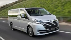 1. Toyota Granvia 9 Chỗ