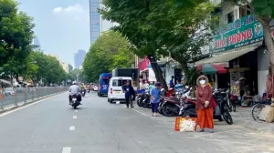 Khu Vực Có Ô Đỗ Xe Thu Phí Trên Đường Nguyễn Cư Trinh, Quận 1 Thường Xuyên Bị Các Cơ Sở Kinh Doanh Chiếm Dụng Khiến Nhân Viên Lúng Túng Trong Công Tác Thu Phí Và Quản Lý Đậu Đỗ Xe. (ảnh: Nhật Thành)