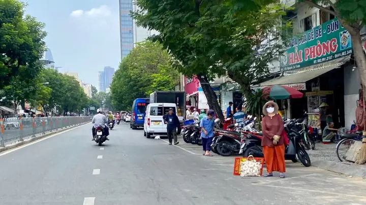 Khu Vực Có Ô Đỗ Xe Thu Phí Trên Đường Nguyễn Cư Trinh, Quận 1 Thường Xuyên Bị Các Cơ Sở Kinh Doanh Chiếm Dụng Khiến Nhân Viên Lúng Túng Trong Công Tác Thu Phí Và Quản Lý Đậu Đỗ Xe. (ảnh: Nhật Thành)