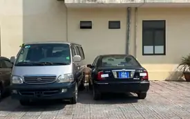 Bản Độ Toyota Hiace Này Sẽ Khiến Bạn Quên Hẳn Bản Gốc: Trông Như Xe Vw, Vô Lăng Dị, Nội Thất 6 Chỗ