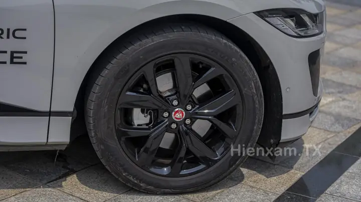 Ngoại Thất Jaguar I-pace: Thiết Kế Khác Biệt Với Những Đường Nét Khí Động Học Cao
