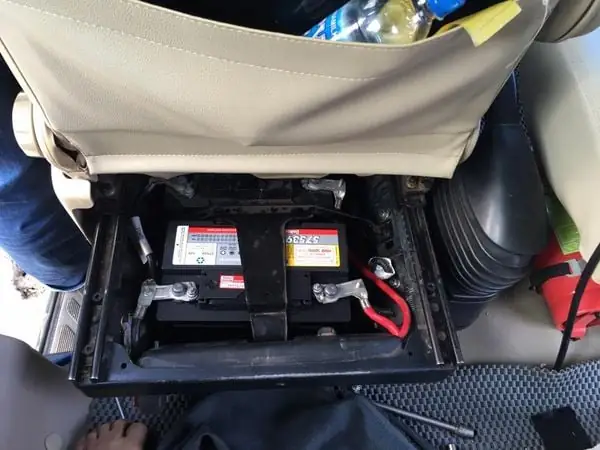 5. Vị Trí Ắc Quy Xe Ford Transit Nằm Ở Đâu ?