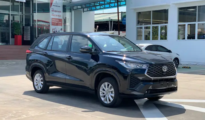 So Sánh Giá Lăn Bánh Innova Số Sàn Và Innova Cross Bản Xăng