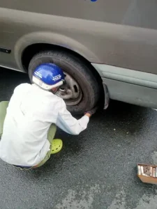 Lốp Xe Ô Tô Gặp Vấn Đề Đã Có Vá Xe Ô Tô Lưu Động Tp Nha Trang Hỗ Trợ Bạn Nhanh Chóng.