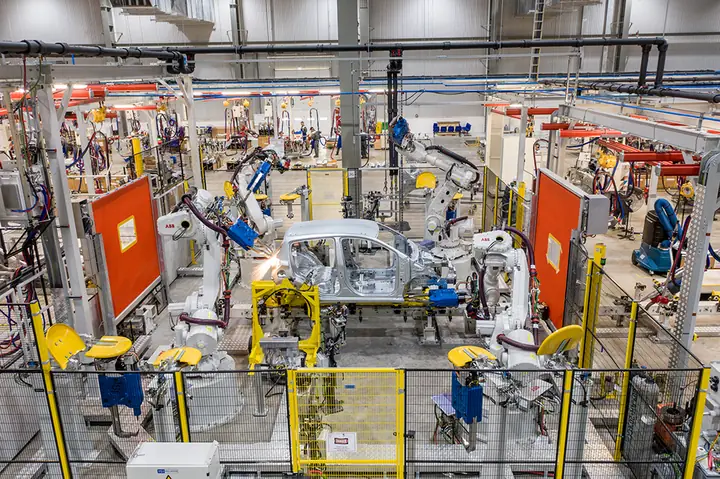 Với Dân Số Khoảng 100 Triệu Người, Việt Nam Hiện Là Thị Trường Ô Tô Tiềm Năng Hàng Đầu Khu Vực Asean. Tuy Nhiên, So Với Các Nước Trong Khu Vực Về Phát Triển Công Nghiệp Sản Xuất Ô Tô Thì Việt Nam Chịu Thiệt Thòi Là Đã Phải Hội Nhập Khu Vực Khi Thị Trường Còn Nhỏ Để Tổ Chức Sản Xuất Kinh Doanh Quy Mô Lớn, Tỷ Lệ Nội Địa Hóa Thấp, Giá Xe Ô Tô Cao.