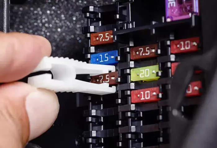 Kiểm Tra Và Thay Thế Cầu Chì Xe Tải Bị Hỏng